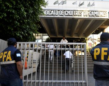 Allanamiento de la Policía Federal en la sede de Camioneros.