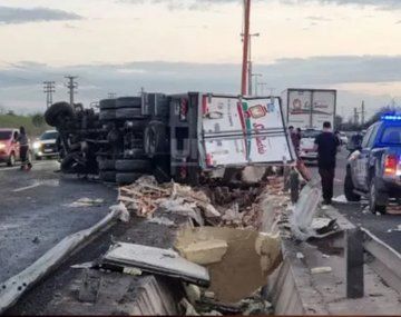 Video: volcó un camión con 8 toneladas de pollo y vecinos se llevaron la carga
