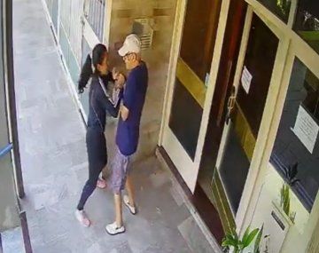 Sin piedad: violento robo de una mujer a un anciano en Rosario