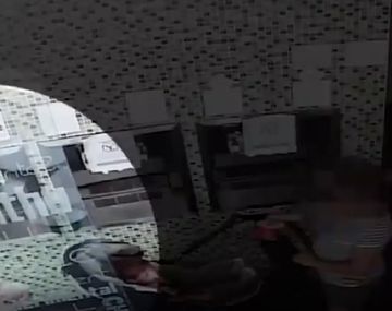 Escupió a un bebé porque le pidieron distancia