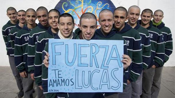 Un grupo de chicos se rapó la cabeza para acompañar a un amigo que apdece cáncer