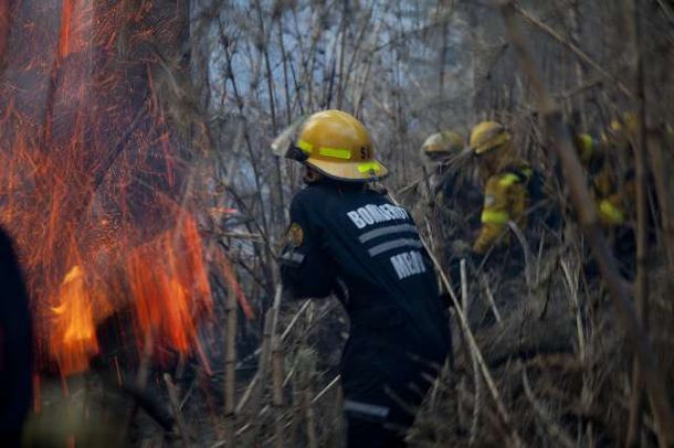 Brigadistas combaten el fuego en el Cerro Otto en Bariloche