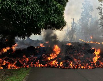 El piso es lava: Hawaii tiene sus calles inundadas por la erupción de un volcán