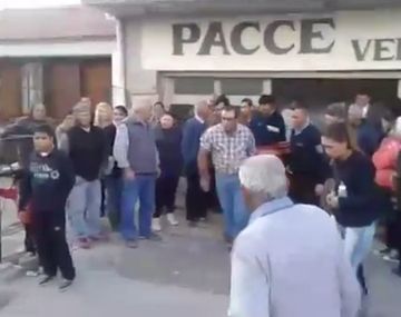 Un velorio muy incómodo: el ataúd no pudo entrar en el coche fúnebre