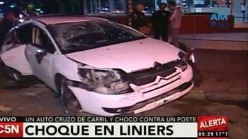 fuerte choque en liniers: un auto cruzo de carril y embistio un poste fuerte choque en liniers: un auto cruzo de carril y embistio un poste