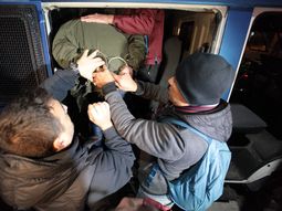 Así trasladaban a uno de los seis detenidos