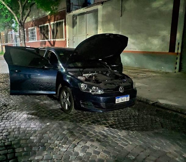 Hallan quemado en Nueva Pompeya el auto que habrían usado los asesinos del policía en Ramos Mejía