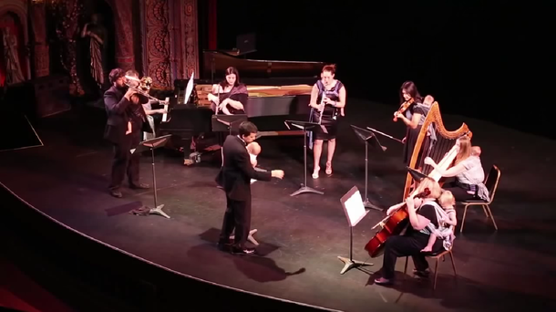 Un precioso experimento: músicos clásicos tocan junto a sus bebés