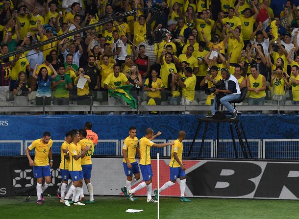 El festejo de Brasil por el golazo de Coutinho ante Argentina