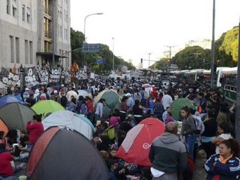 Tras los incidentes y a pesar del pedido de Alberto, sigue el acampe en la 9 de Julio