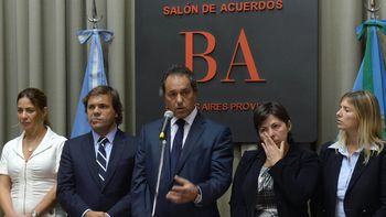 scioli repudio la agresion a una ministra y ratifico la suba por decreto a los docentes scioli repudio la agresion a una ministra y ratifico la suba por decreto a los docentes