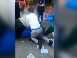 VIDEO: Apuñalan en Hong Kong a un político mientras hacía campaña