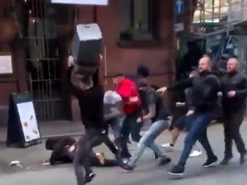 En Europa no pasa: el violento enfrentamiento entre hooligans del Leeds y Manchester el United visto desde la ventana de un bar