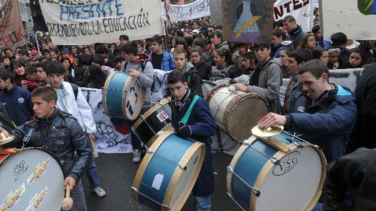 Docentes y alumnos de escuelas técnicas protestan en el Ministerio porteño