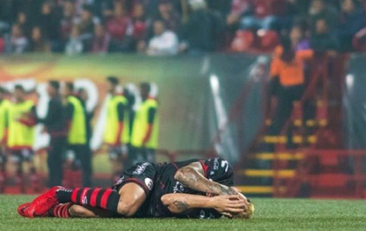 El jugador sufre en el piso; fue reemplazado por Bolaños