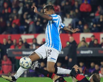 Racing se impuso ante Newells y ahora acompaña a Huracán en la cima