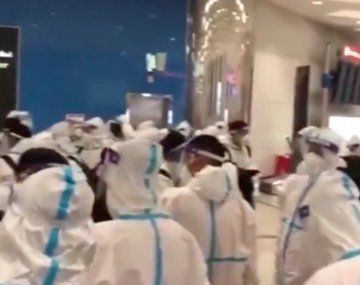 Así llegó el seleccionado de fútbol chino a Dubai: ¿exageran?