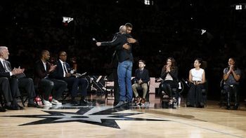 El abrazo entre Ginóbili y Duncan El abrazo entre Ginóbili y Duncan