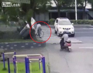 Un auto lo pasó por arriba volando, destruyó su bicicleta y salvó de milagro