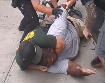 Arrestan a un joven por filmar a un policía ahorcando a un hombre hasta matarlo
