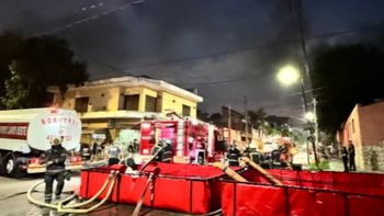 Se incendió un depósito de telas en Valentín Alsina: hay peligro de derrumbe Se incendió un depósito de telas en Valentín Alsina: hay peligro de derrumbe
