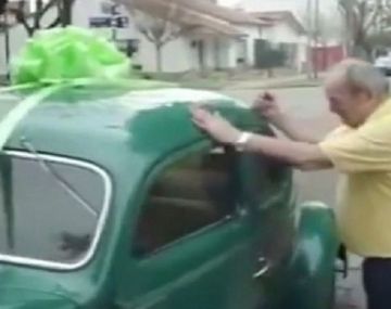 El mejor regalo: su familia le dio su primer auto