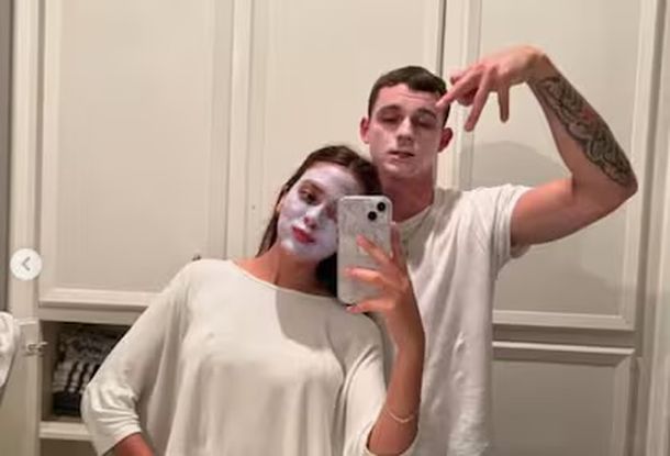 La joven se había comprometido con un ciudadano estadounidense. La joven se había comprometido con un ciudadano estadounidense.