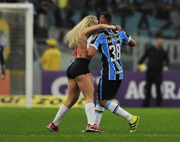 Una candidata a Miss Bumbum se metió en la cancha en Brasil