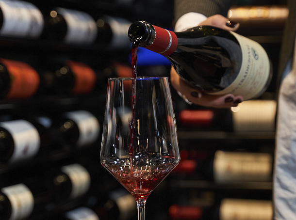 El análisis precisó que el consumo moderado de vino se asocia con un menor riesgo de mortalidad prematura. El análisis precisó que el consumo moderado de vino se asocia con un menor riesgo de mortalidad prematura.