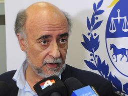 El ministro de Trabajo y Seguridad Social, Pablo Mieres, defendió la gestión de su cartera en materia de informalidad. El ministro de Trabajo y Seguridad Social, Pablo Mieres, defendió la gestión de su cartera en materia de informalidad.