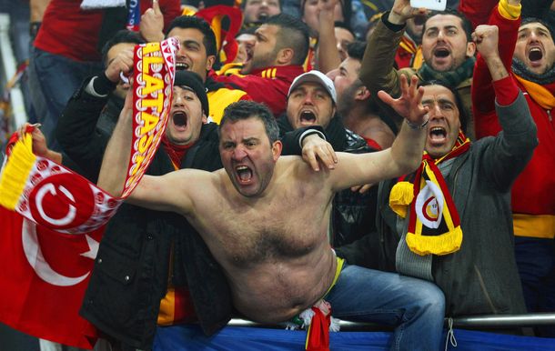 Hinchas del Galatasaray hicieron un túnel para colarse al estadio