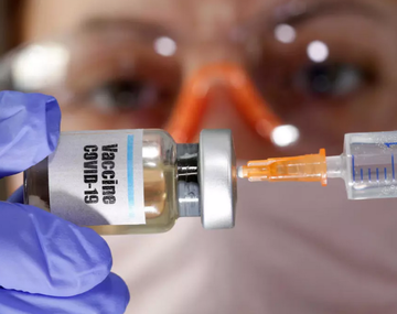 Un laboratorio británico comenzó a producir vacunas contra el coronavirus
