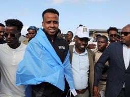 recibido como un heroe: multitudinaria bienvenida al arbitro somali expulsado de eeuu recibido como un heroe: multitudinaria bienvenida al arbitro somali expulsado de eeuu