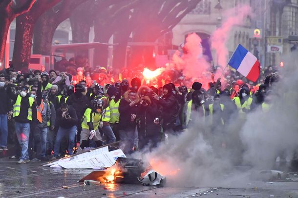 Dos personas murieron tras una nueva jornada de protesta de los chalecos amarillos en París