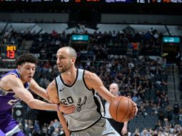 Manu Ginóbili atacando en la victoria de los Spurs ante Sacramento Kings