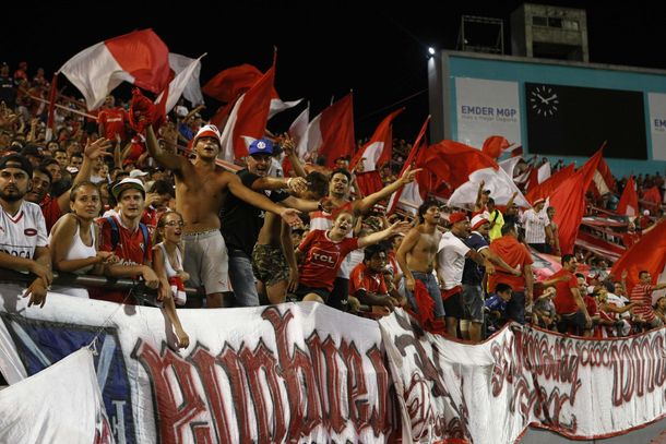 La hinchada de Independiente en el estadio José María Minella de Mar del Plata