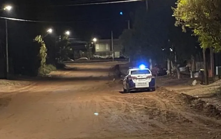 Los operativos policiales se despliegan en el barrio para resguardar el avance de la investigación.