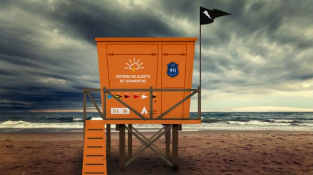Nuevo banderín negro en las playas bonaerenses para alertar por la caída de rayos