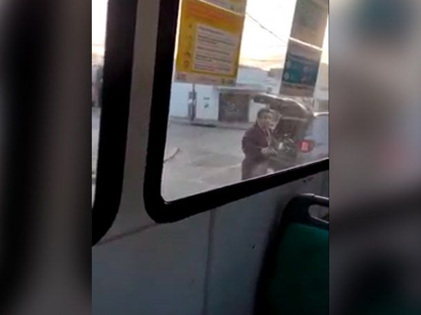 Se peleó con un colectivero y sacó un arma para amenazarlo: los pasajeros terminaron cuerpo a tierra