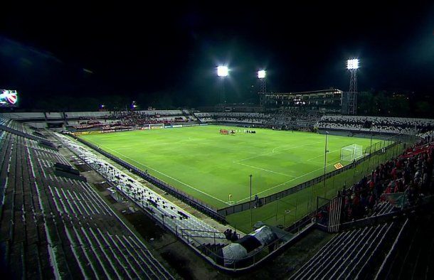 Inédito: dividieron la barra de Independiente y ocupa las dos cabeceras de la cancha