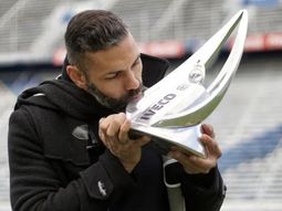 Fue campeón con Vélez, jugó en el nacional con Independiente y emigró a Europa, aunque colgó los botines a los 32 años.&nbsp;