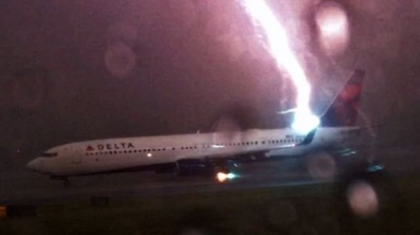 VIDEO: El impactante momento en el que un rayo cae sobre un avión