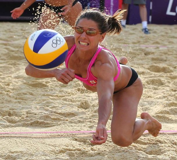 La canadiense Annie Martin lucha contra el equipo local