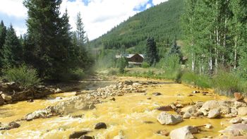 alerta ecologica: un rio se tino de amarillo por el derrame de toxicos de una mina alerta ecologica: un rio se tino de amarillo por el derrame de toxicos de una mina