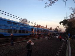 chocaron dos formaciones del sarmiento en castelar: tres muertos y 315 heridos chocaron dos formaciones del sarmiento en castelar: tres muertos y 315 heridos