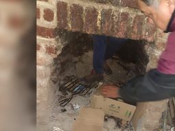 Intentó entrar a robar por la chimenea y quedó atascado: le tuvo que pedir ayuda a la víctima