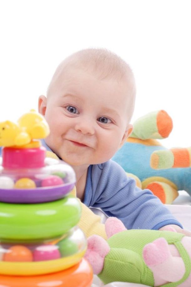 Bebe con juguete 2