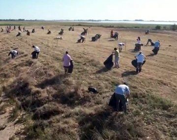 Intendente mandó a sus funcionarios a limpiar un basural a cielo abierto