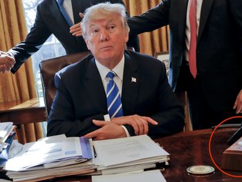 Se develó el misterio: ¿para qué sirve el botón rojo en el escritorio de Trump?