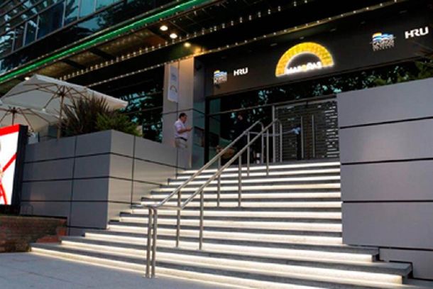 Roban un casino disfrazados de ancianas y en la huida paran a comprar en una panadería